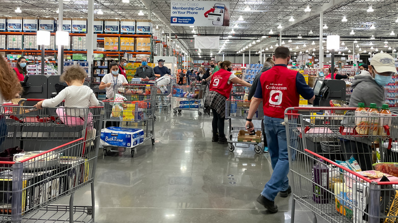 Mckinney,,Tx,Usa,-,February,22,,2021:,Costco,Employees,Helping